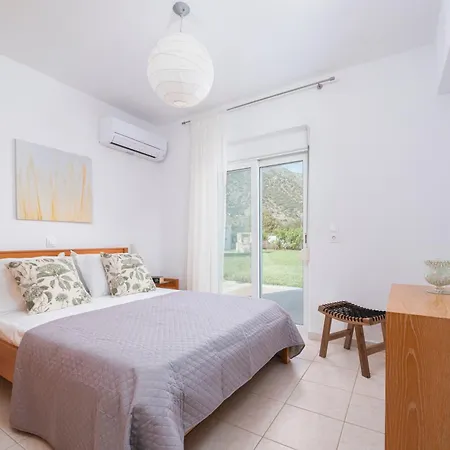 בית נופש Einalia Homes By The